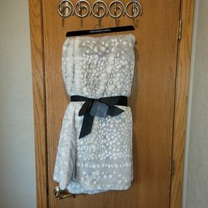 New with tags faux fur blanket 50"x60" So soft!